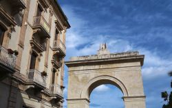 Porta Reale: il "reale" ingresso della città - l'ingresso della splendida città di Noto, perla barocca del siracusano, è segnato dalla bella e maestosa Porta ...