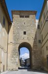 Porta San Leonardo nel centro di Montefalco, Umbria. Ancora intatta, questa porta interrompe il tratto di mura costruito dopo il XVI° secolo a protezione degli edifici religiosi. Oltrepassata ...