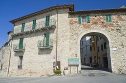 Porta Senese a Castiglione del Lago, Umbria - La struttura urbanistica del paese, ideata da Ascanio della Corgna, si basa sul numero tre riflettendo la suddivisione sociale del periodo: clero, ...