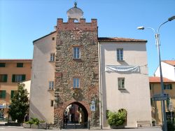 Porta Soprana a Cairo Montenotte in Liguria - ©  Davide Papalini - CC BY 2.5 - Wikimedia Commons.