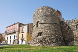 La ben conservata Porta Venosina uno dei punti di accesso al borgo di Melfi,  in Basilicata