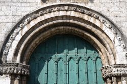 un portale della grande Chiesa di San Francesco a Narni - © Mi.Ti. / Shutterstock.com