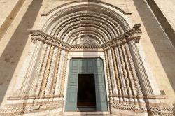 Portale di ingresso alla chiesa di San Venenzio a Camerino (Marche) 
