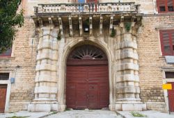Il maestoso portale del Palazzo Ducale Carafa, uno dei seimboli della città di Andria, Puglia.