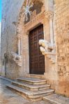 Il portale d'ingresso della collegiata di Santa Maria della Colonna e di San Nicola a Rutigliano, Puglia. Più volte ristrutturata, conserva al suo interno l'icona trecentesca ...