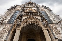 Portale d'ingresso della cattedrale dei Santi Pietro e Paolo a Brno, Repubblica Ceca - © 330734441 / Shutterstock.com