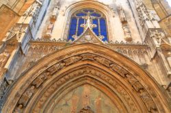 Portale gotico della cattedrale di Aix-en-Provence, Francia - La facciata di Saint Sauveur espone un ricco portale in stile gotico con delle porte laterali finemente scolpite © Inu / Shutterstock.com ...