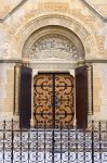 Portale in legno con decori in ferro battuto nella basilica del Sacro Cuore a Paray-le-Monial, Francia.
