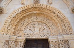 Portale in pietra Abbazia San Leonardo, si trova a circa 10 km da Manfredonia - © Mi.Ti. / Shutterstock.com
