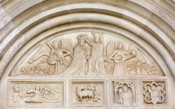 Portale all'ingresso laterale del Duomo di Spilimbergo, in Friuli