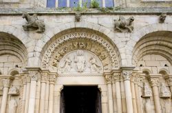 Il portale ingresso della basilica di Saint-Sauveur, chiesa gotica che si trova nel cuore del borgo mediecvale di Dinan, in Bretagna - foto © PHB.cz (Richard Semik) / Shutterstock.com