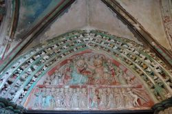 Portale medievale, Malbork: in questo splendido portale ben conservato del monastero è possibile ammirare il particolare di una donna nuda, di facili costumi, che per questa ragione è ...