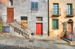 Le porte colorate delle case nel centro storico di Saluzzo