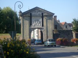 La Porte de Cassel si trova lungo la parte meridionale della cinta muraria di Bergues. È così chiamata perché è rivolta in direzione della cittadina di Cassel, 20 ...