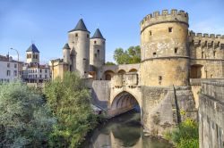 Porte des Allemands a Metz, Francia. Apetta sulla mura medievali, la Porta dei Tedeschi rappresenta la più importante vestigia della vecchia cinta muraria cittadina oltre che uno straordinario ...