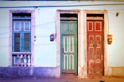 Porte e finestre el centro storico di Baracoa, la città più antica di Cuba, fondata nel 1511.
