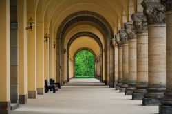 Porticato con archi e colonne ornate nel Sudfriedhof (South Cemetery) di Lipsia, Germania. Con la sua superficie di 82 ettari, questo cimitero è il più grande della città.
 ...