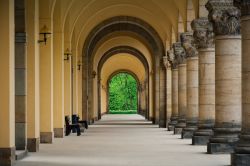 Porticato con archi e colonne ornate nel Sudfriedhof (South Cemetery) di Lipsia, Germania. Con la sua superficie di 82 ettari, questo cimitero è il più grande della città.
 ...