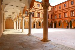 Porticato interno del Palazzo dei Pio in centro a Carpi, Emilia-Romagna - © laura zamboni / Shutterstock.com