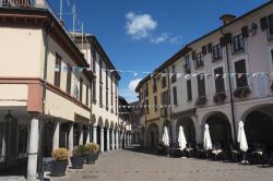 Una vista dei caratteristici portici del centro ...