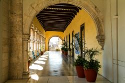 Portici del Palazzo del Governo a Merida, stato dello Yucatan, Messico. Affacciato su Piazza dell'Indipendenza, nel centro storico della città, questo edificio è stato completamente ...