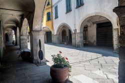 Portici in una strada del centro storico di Bagnone, siamo in Lunigiana (Toscana)