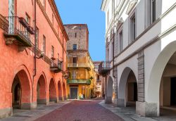 Portici nel centro di Alba, Piemonte, Italia. I palazzi di questa città dalla storia millenaria si affacciano sulla via centrale impreziosita da bei portici sotto cui passeggiare  ...