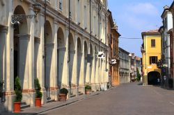 Portici nel centro storico del borgo di Busseto in Emilia