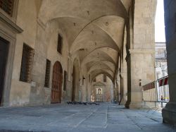 Portico del palazzo comunale a Pistoia, Toscana - © wjarek / Shutterstock.com