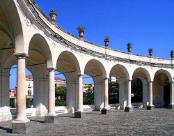Portico della Stoà a Villa Campolieto di Ercolano, una delle Ville Vesuviane della Campania - © Enrico Viceconte - CC BY 2.0, Wikipedia
