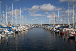 Il porto di Aalborg (Danimarca) sul Limfjord è sia uno scalo turistico che commerciale - foto © Oliver Foerstner / Shutterstock.com