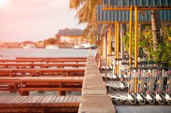 I moli del porto dove attraccano le imbarcazioni e gli idrovolanti che conducono i passeggeri nei vari atolli. Siamo all'aeroporto di Male, la capitale delle Maldive - foto © Anton ...