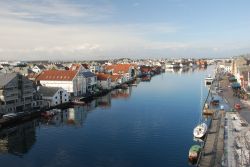 Porto canale a Haugesund, Norvegia - Una splendida veduta del porto canale di Haugesund su cui si affacciano le tradizionali dimore norvegesi e le barche utilizzate dai residenti per spostarsi ...