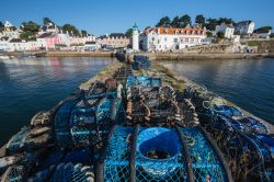 Il porto della cittadina di Sauzon con il faro sullo sfondo, Belle Ile en Mer, Francia - © Matthieu Photoglovsky / Shutterstock.com