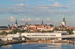 Il porto di Tallinn, nella Città Vecchia, è tra i più importanti del Mar Baltico, con collegamenti regolari con Helsinki (Finlandia), Stoccolma (Svezia), Rostock (Germania) ...