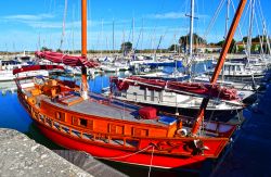Il porto di Ars-en-Ré, Francia, con le sue belle barche da pesca colorate - © Pack-Shot / Shutterstock.com