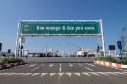 Porto di Calais, Francia, con il cartello che augura "Buon viaggio e arriverderci a presto" - © malgosia janicka / Shutterstock.com
