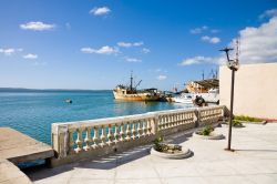 Il porto di Cienfuegos (Cuba) con alcune barche arrugginite.