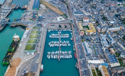 Il porto di Fécamp (Normandia, Francia) è importante per la pesca del merluzzo e come approdo turistico lungo la Costa d'Alabastro.
