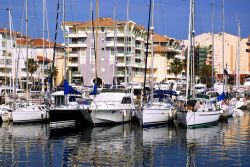 Il porto di Frejus, Francia, con le imbarcazioni ormeggiate. Nel 1982 è iniziata la riqualificazione della zona portuale che oggi si chiama Port Frejus ed un grazioso porto turistico; ...