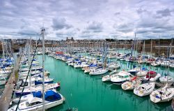 Nel porto di Granville attraccano imbarcazioni di ogni genere. Si tratta di una famosa località turistica molto frequentata in estate - foto © Boris Stroujko / Shutterstock.com