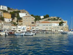 Il porto di Hydra è collegato quotidianamente al porto di Atene da un servizio di traghetti e aliscafi.