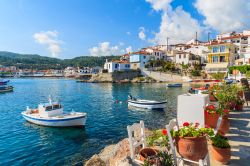 Il colorato porto di Kokkari in Grecia: siamo sull'isola di Patmos