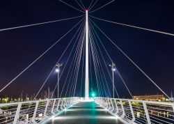 Il porto di La Spezia visto di notte e il ponte di Thaon di Revel, Liguria. Lungo 156 metri e largo 3, questo ponte è stato realizzato con 540 tonnellate di acciaio, mille metri cubi ...