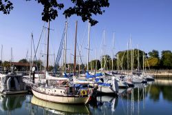 Il porto di Marennes Oleron, Charente Marittima, Francia. La città si affaccia sul golfo della Saintonge, nella regione della Poitou-Charentes.
