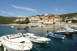 Porto di Rabac, Croazia - Un tempo piccolo villaggio di pescatori, Rabac è oggi una delle località turistiche più famose di tutta l'Istria. Grazie alla sua natura rigogliosa ...