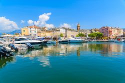 Porto di Saint Florent con barche e yacht, Corsica, Francia. Molti paragonano questa località della Corsica alla più celebre Saint Tropez: anche questa cittadina è palcoscenico ...