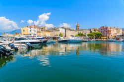 Porto di Saint Florent con barche e yacht, Corsica, Francia. Molti paragonano questa località della Corsica alla più celebre Saint Tropez: anche questa cittadina è palcoscenico ...