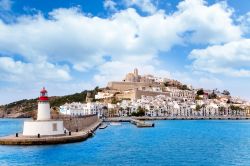 Il porto ed il borgo di Eivissa, la città sull'isola di Ibiza in Spagna - © holbox / Shutterstock.com