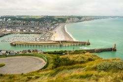 Veduta del porto, della cittadina e della spiaggia di Fécamp, in Normandia (Francia).
